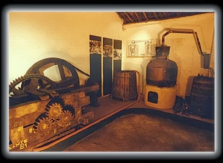 Um pequeno alambique de cobre e uma moenda mecânica. Ainda hoje no Brasil embora haja a produção industrial de cachaça, algumas empresas adotam a produção artesanal. Um pequeno alambique de cobre e uma moenda mecânica. Ainda hoje no Brasil embora haja a produção industrial de cachaça, algumas empresas adotam a produção artesanal.